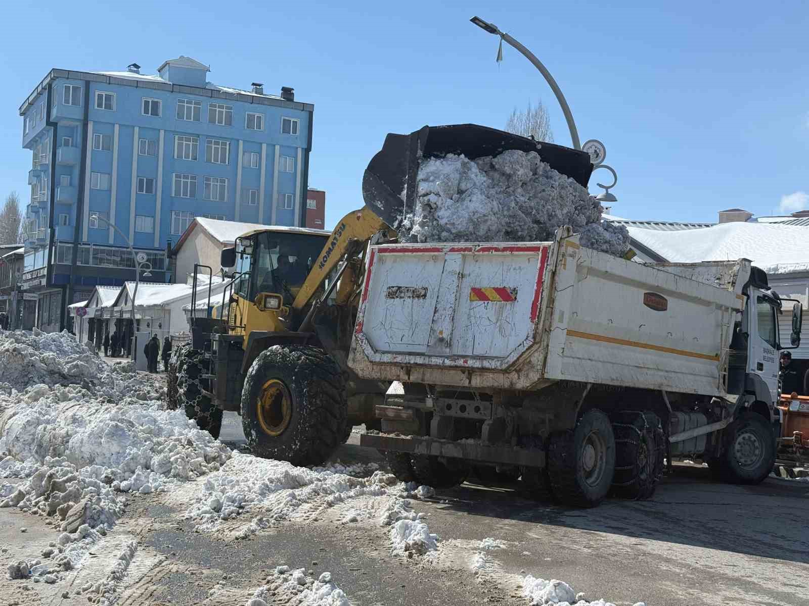Başkale’de kar yağışı ve dondurucu soğuklar
