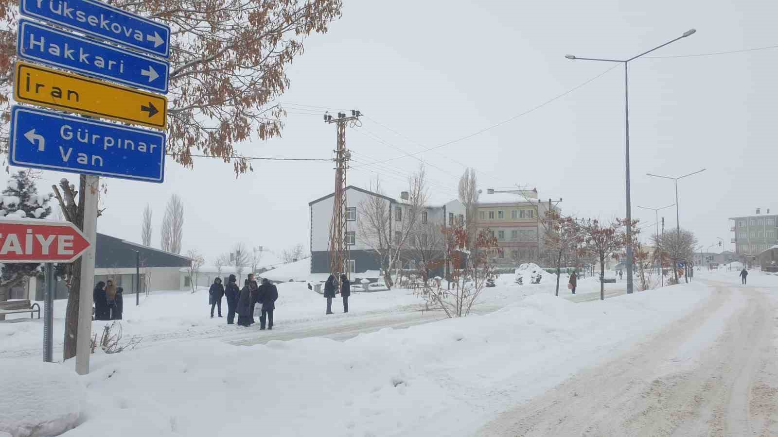 Başkale’de kar yağışı
