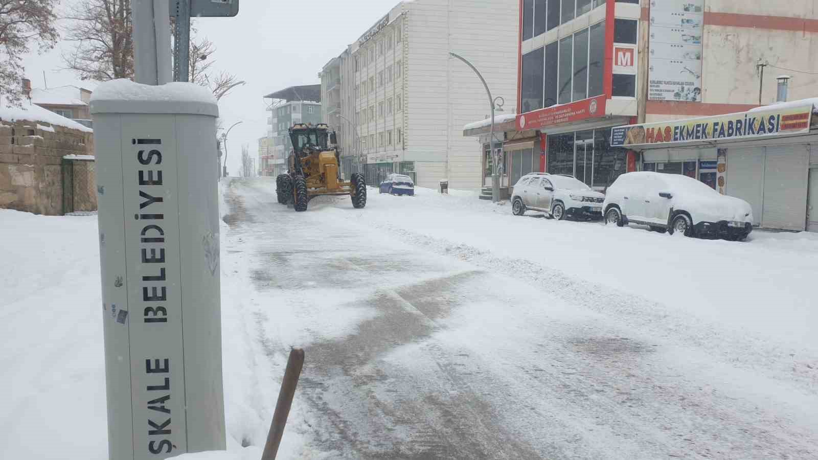 Başkale’de kar yağışı
