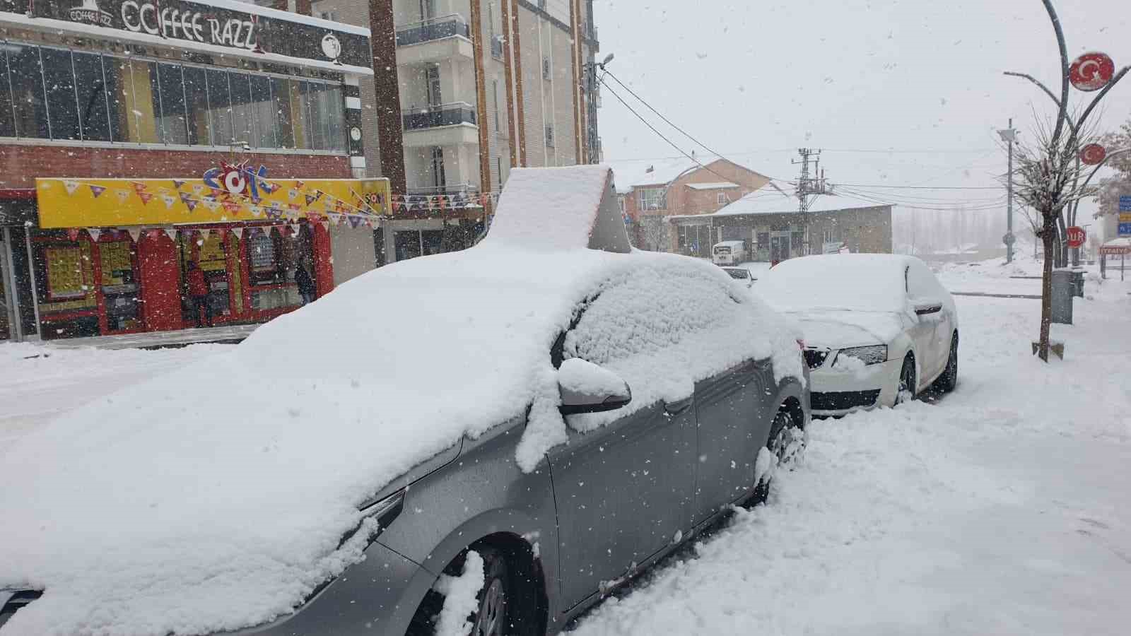 Başkale’de kar yağışı
