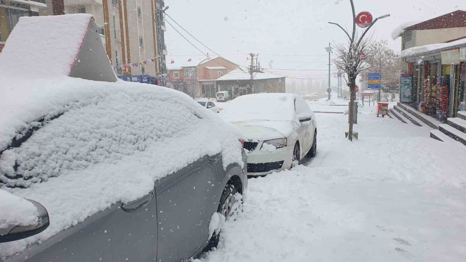 Başkale’de kar yağışı
