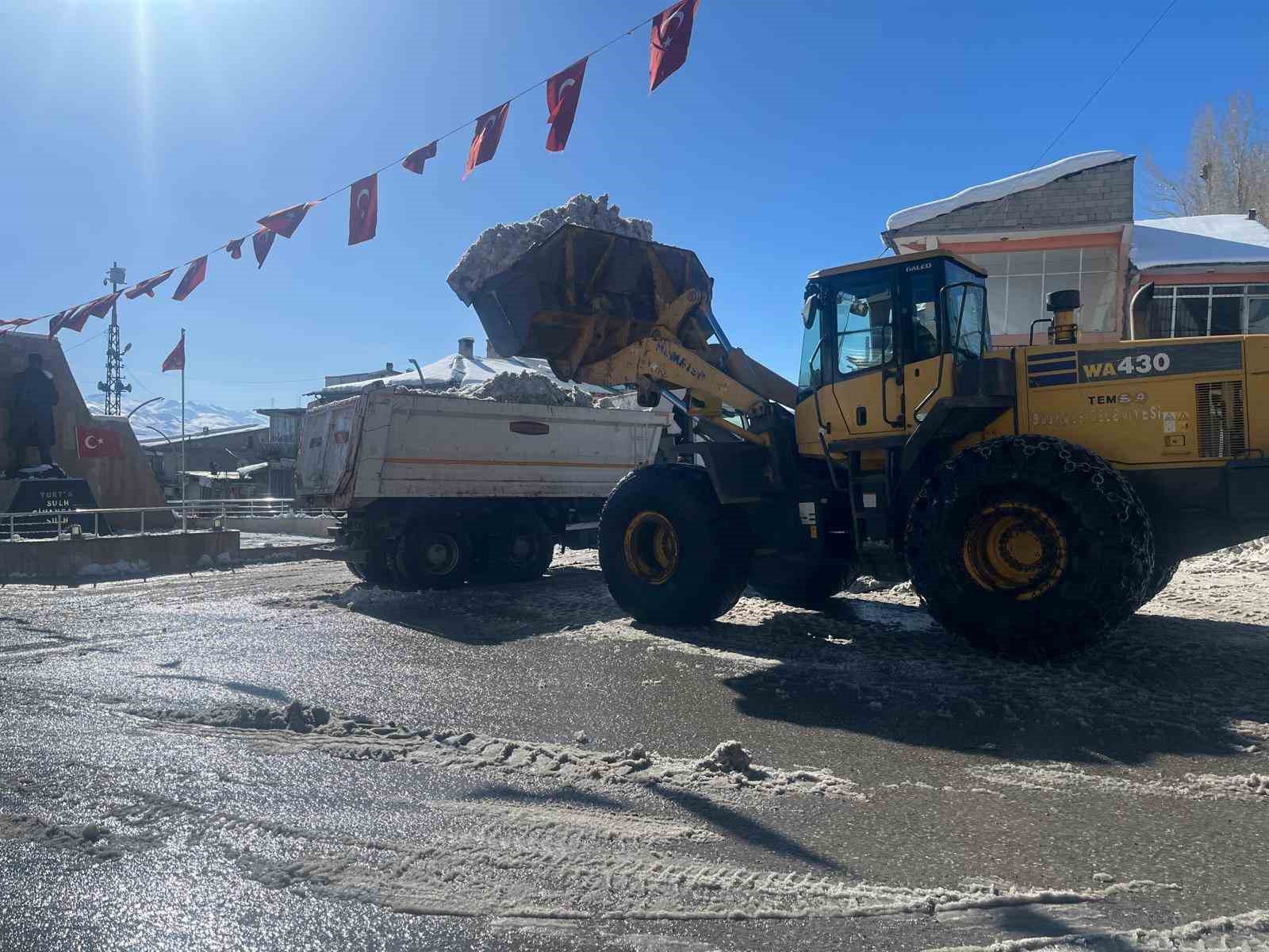 Başkale’de kar yağışı
