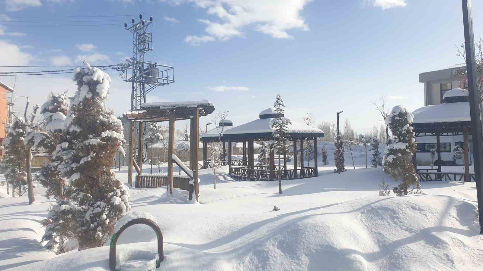 Başkale’de kar yağışı
