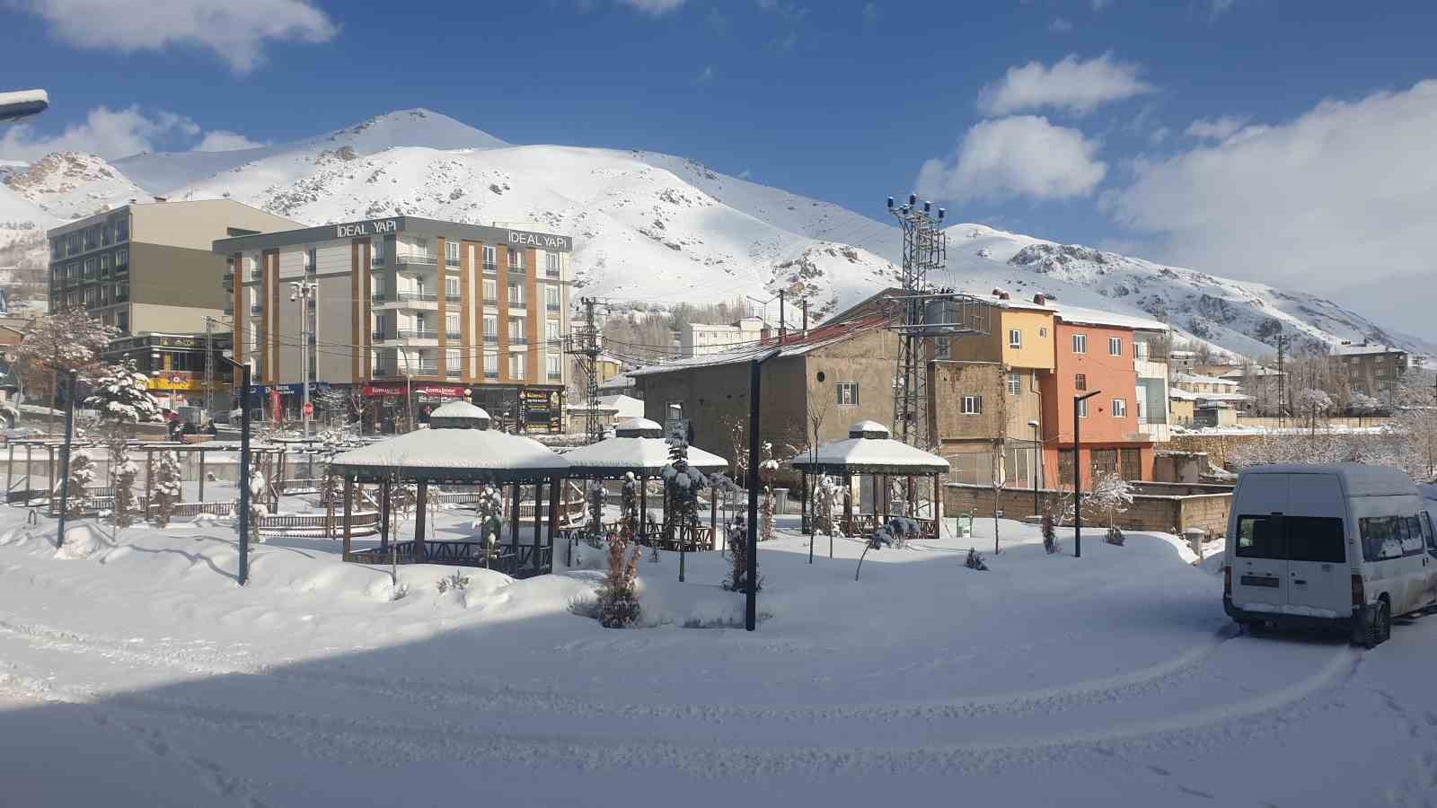 Başkale’de kar yağışı
