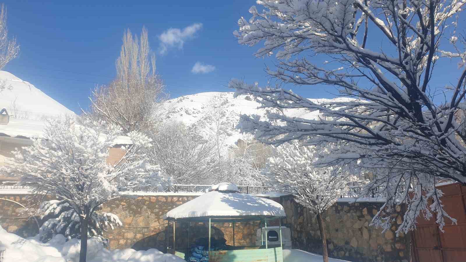 Başkale’de kar yağışı
