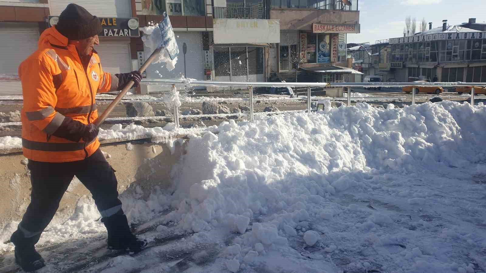 Başkale’de kar yağışı
