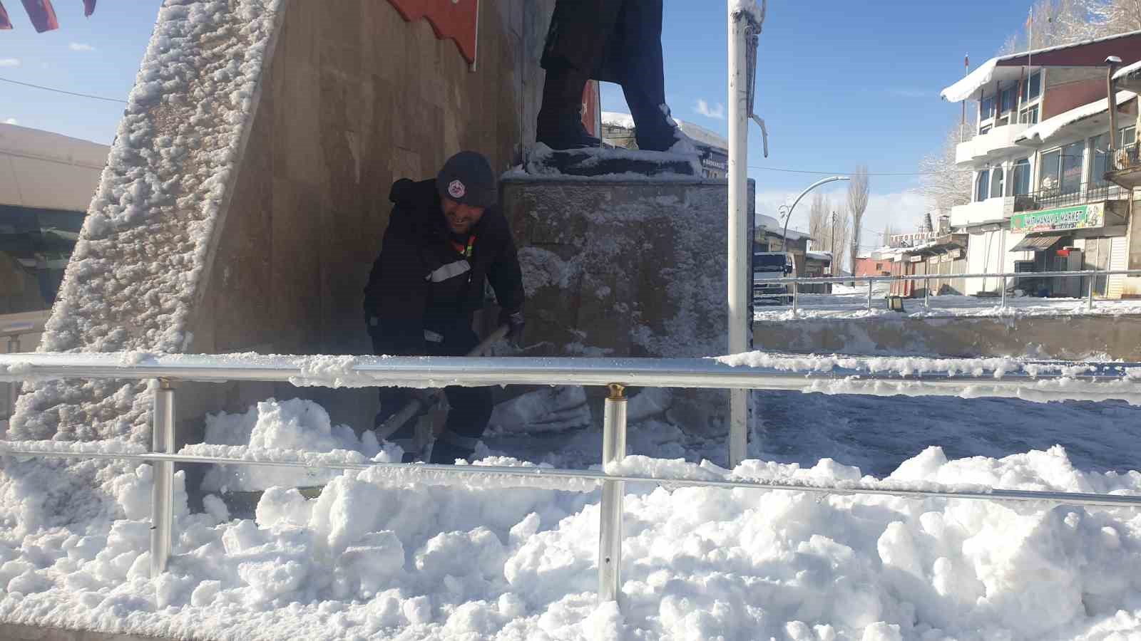 Başkale’de kar yağışı
