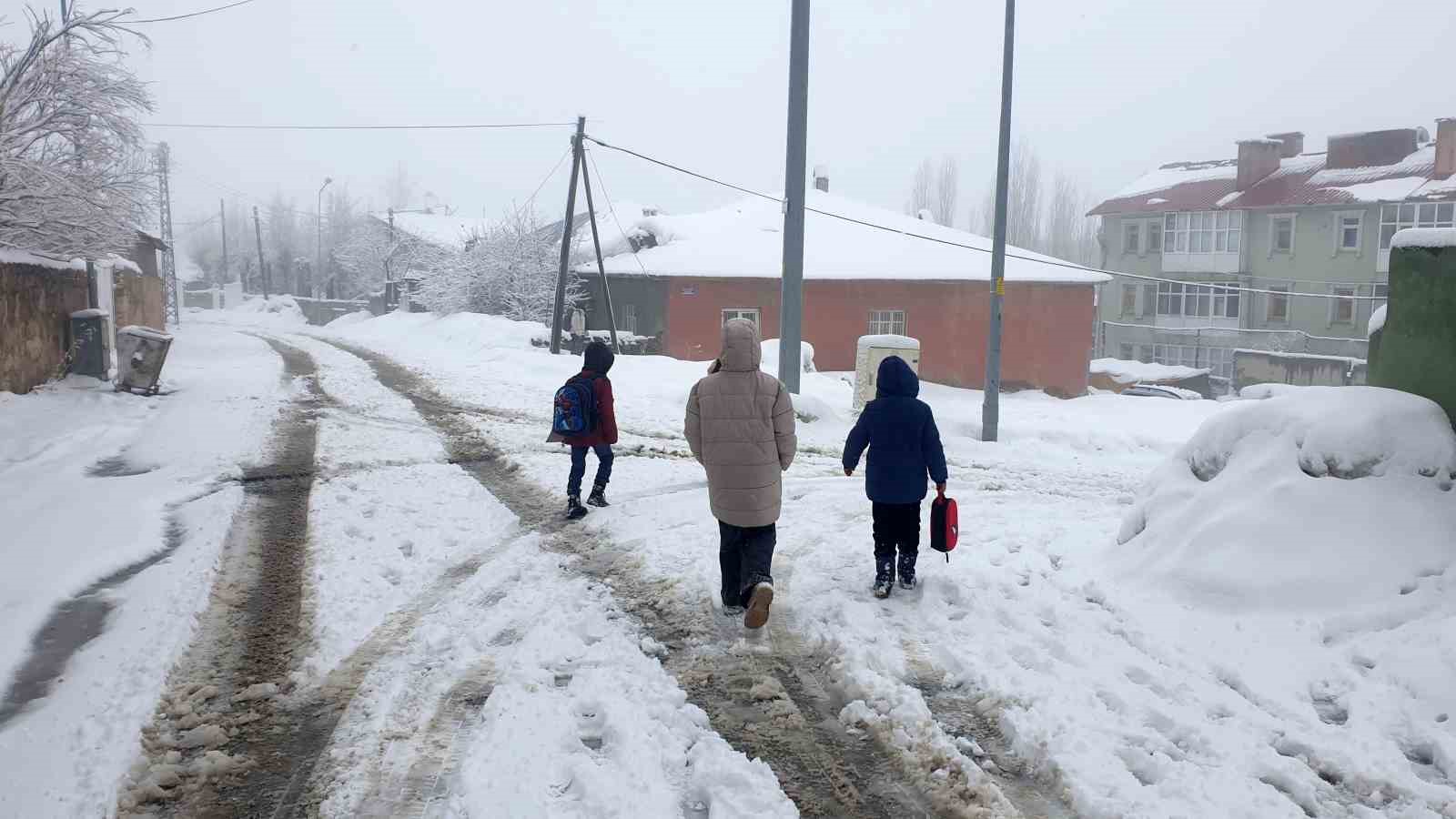 Başkale’de kar yağışı
