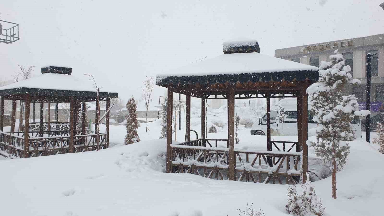 Başkale’de kar yağışı
