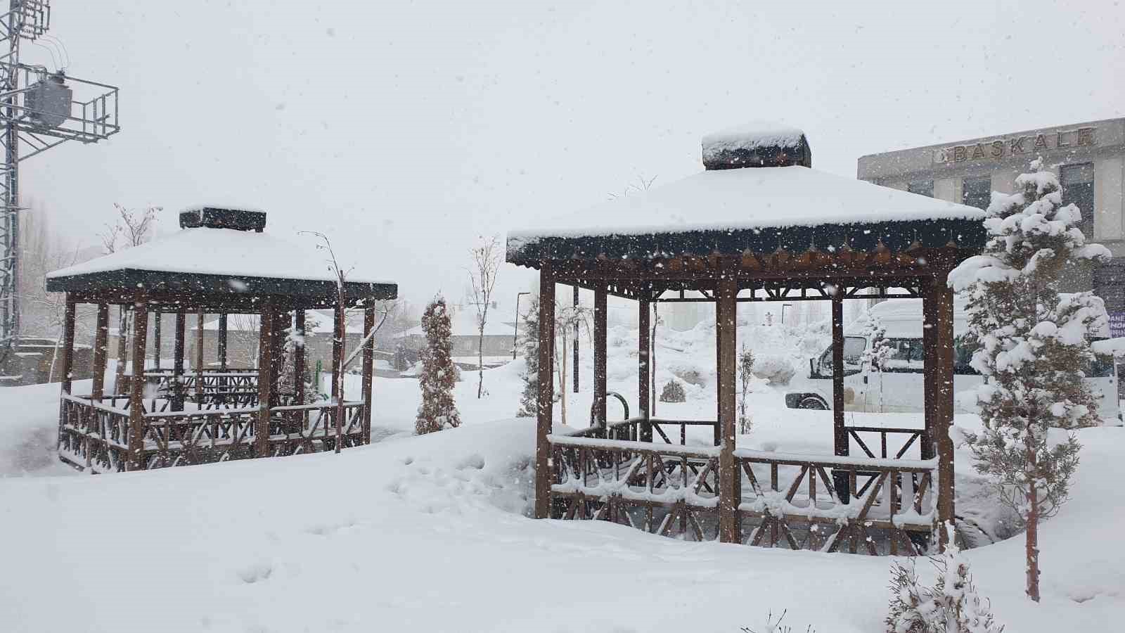 Başkale’de kar yağışı
