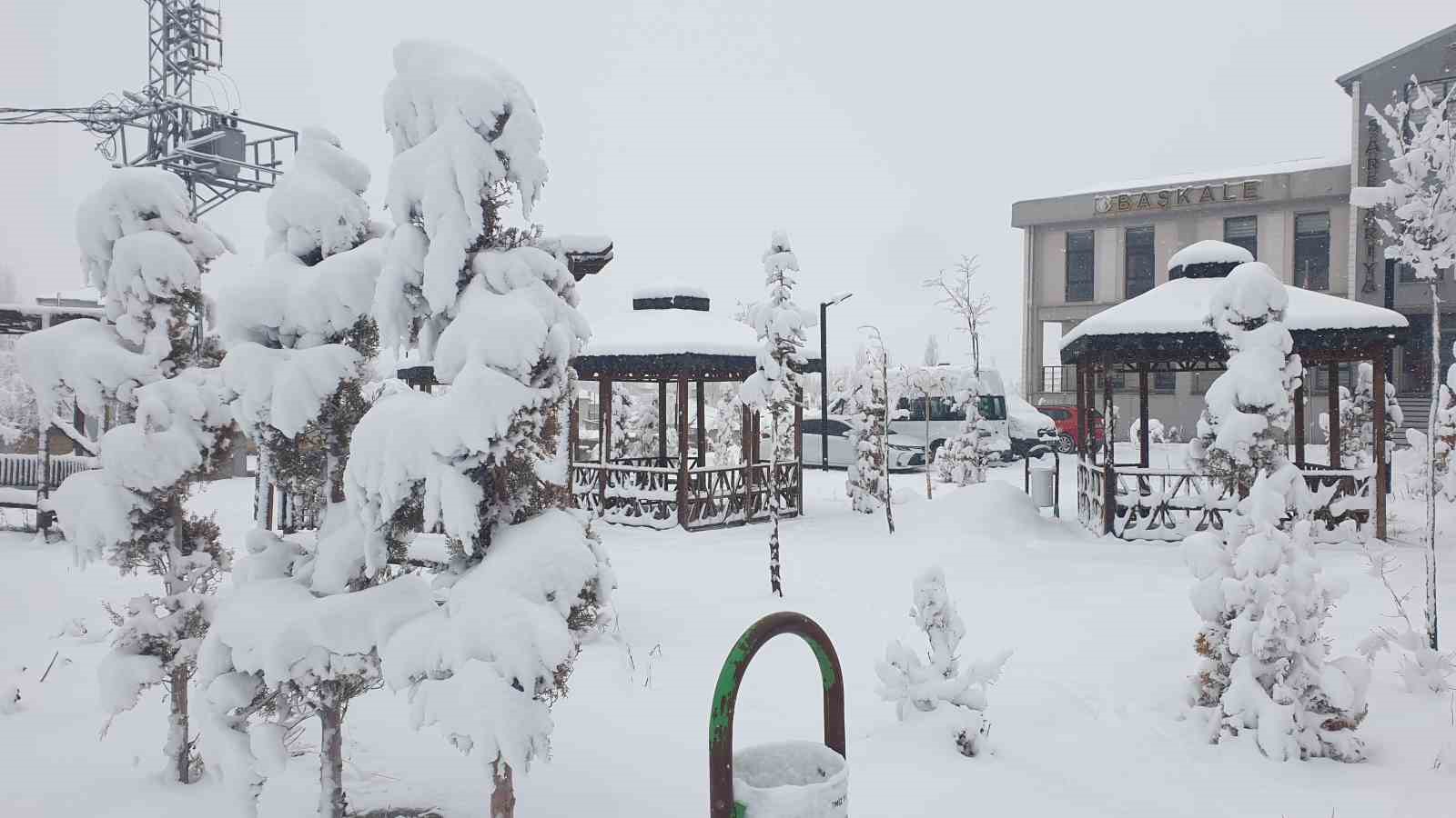 Başkale’de kar yağışı
