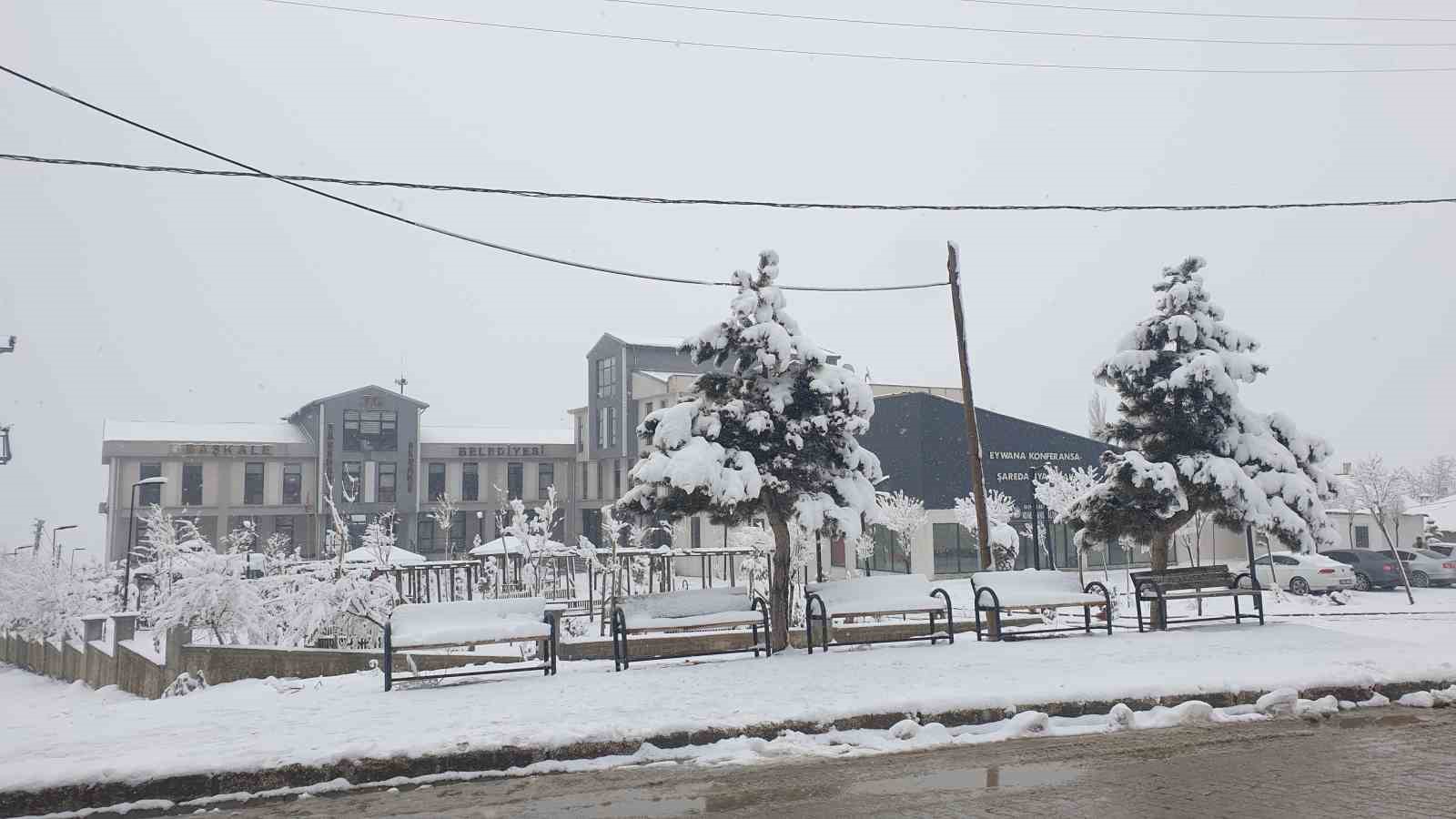 Başkale’de kar yağışı
