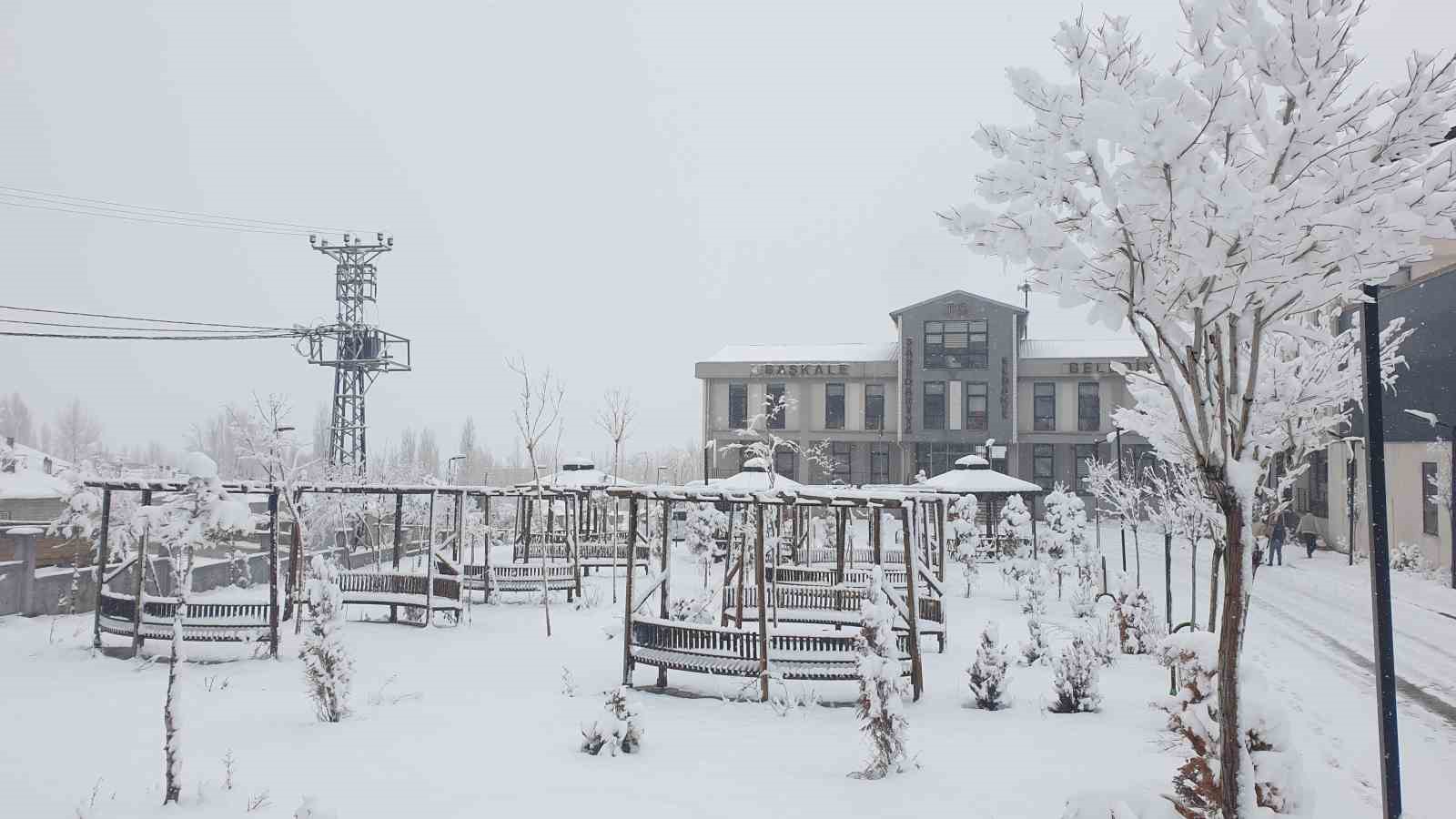 Başkale’de kar yağışı
