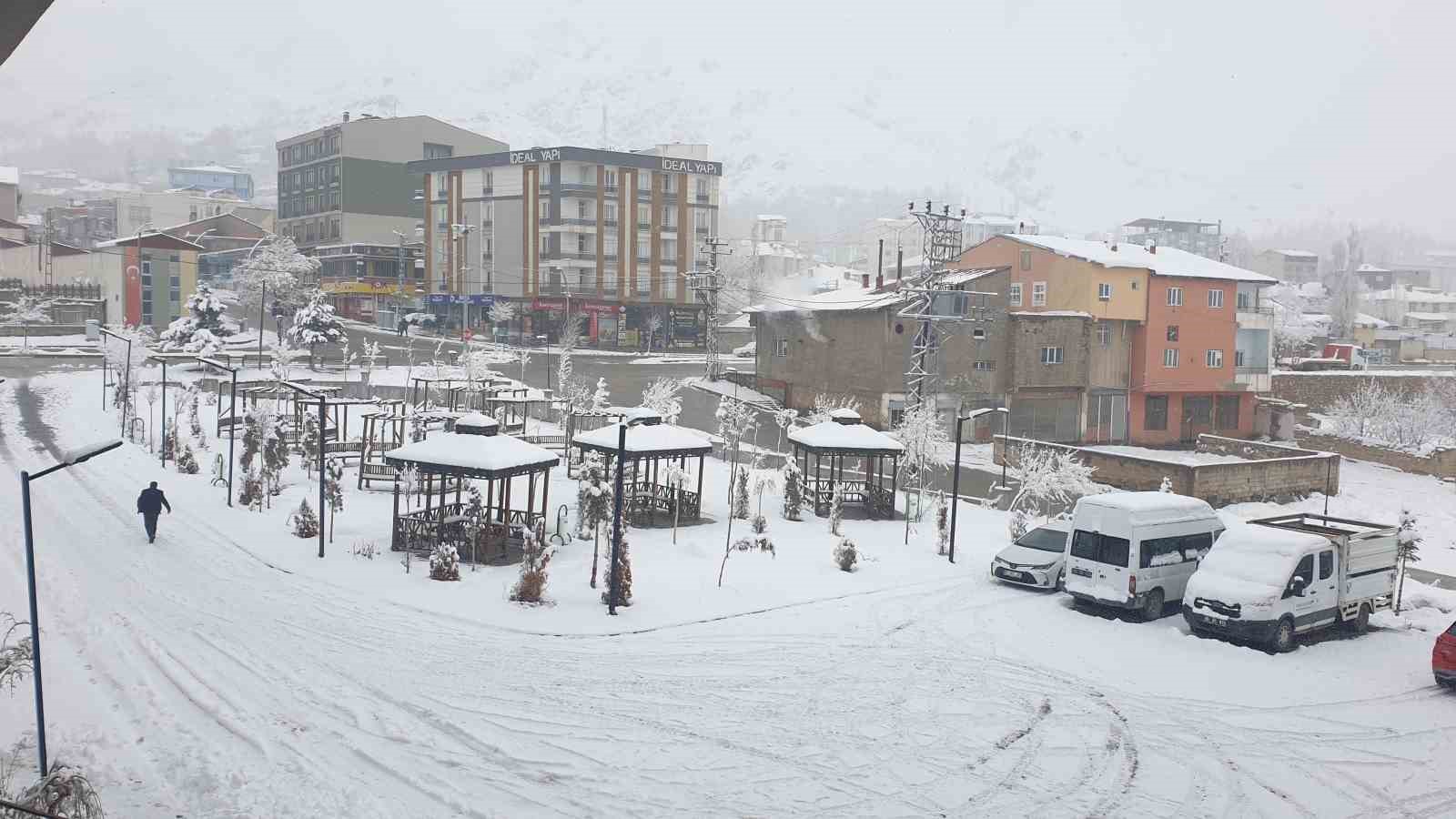 Başkale’de kar yağışı
