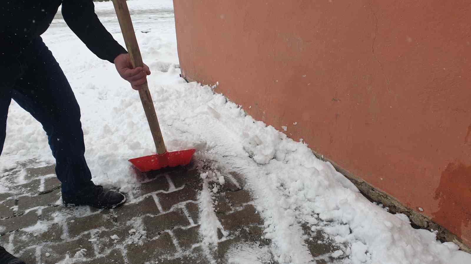 Başkale’de kar yağışı
