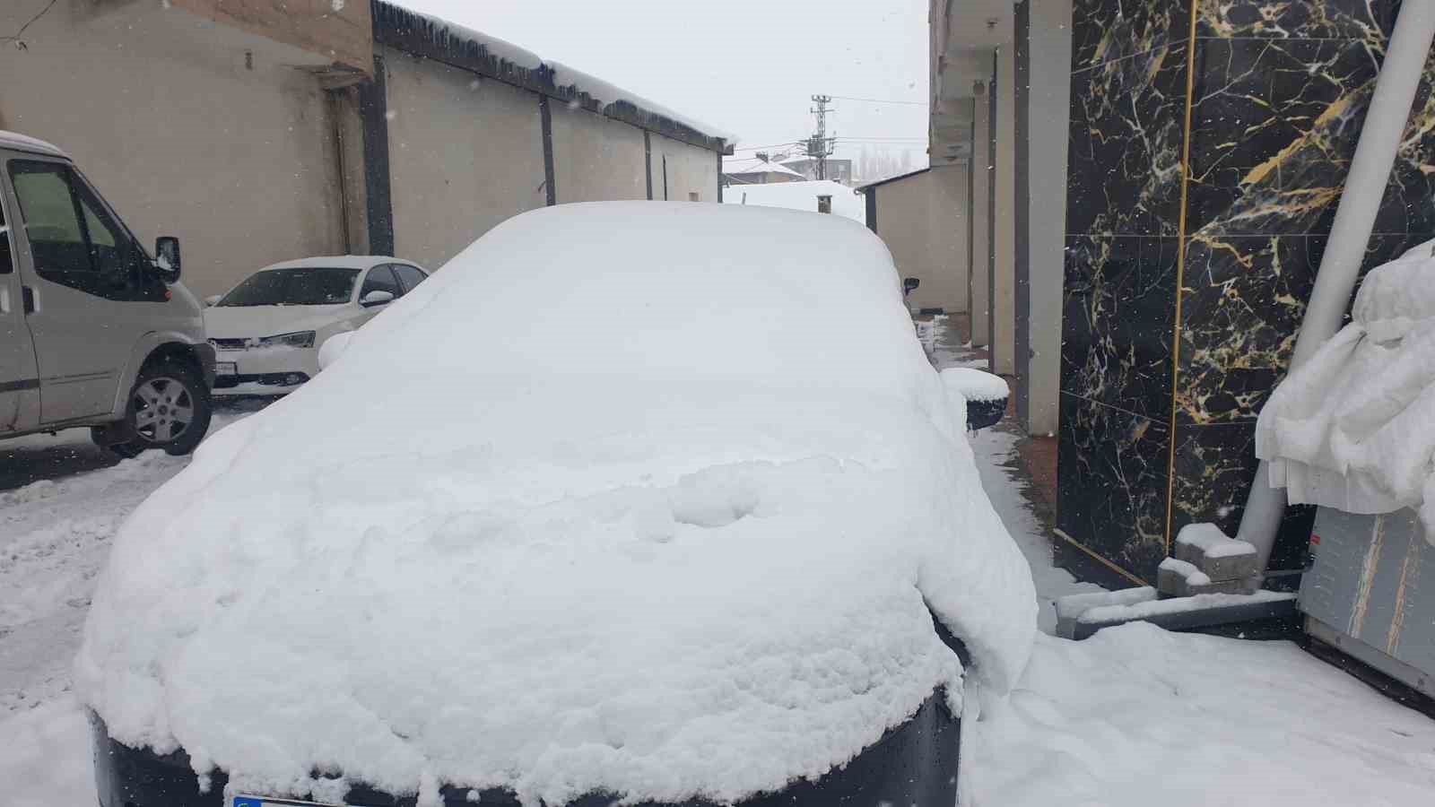 Başkale’de kar yağışı
