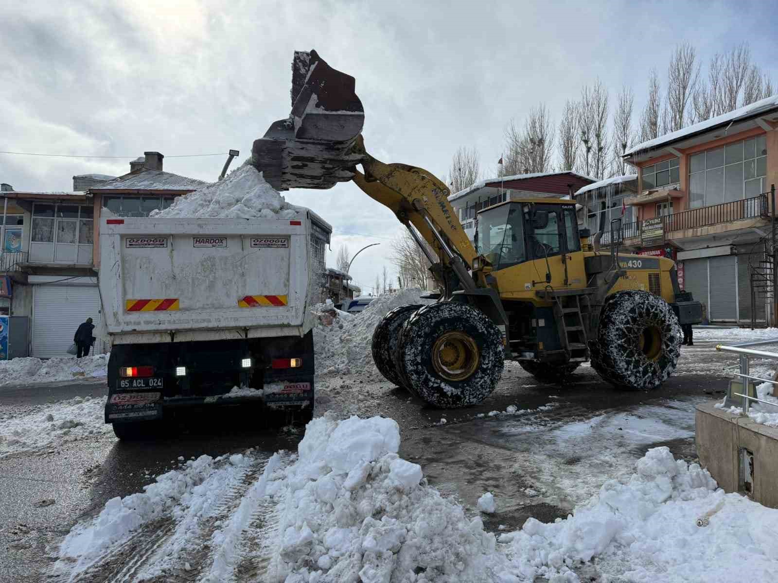 Başkale’de karla mücadele çalışması
