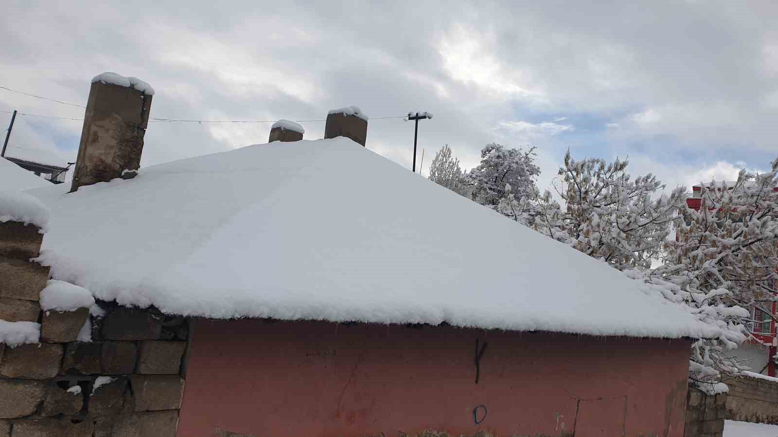 Başkale’de nisan ayında kar yağışı
