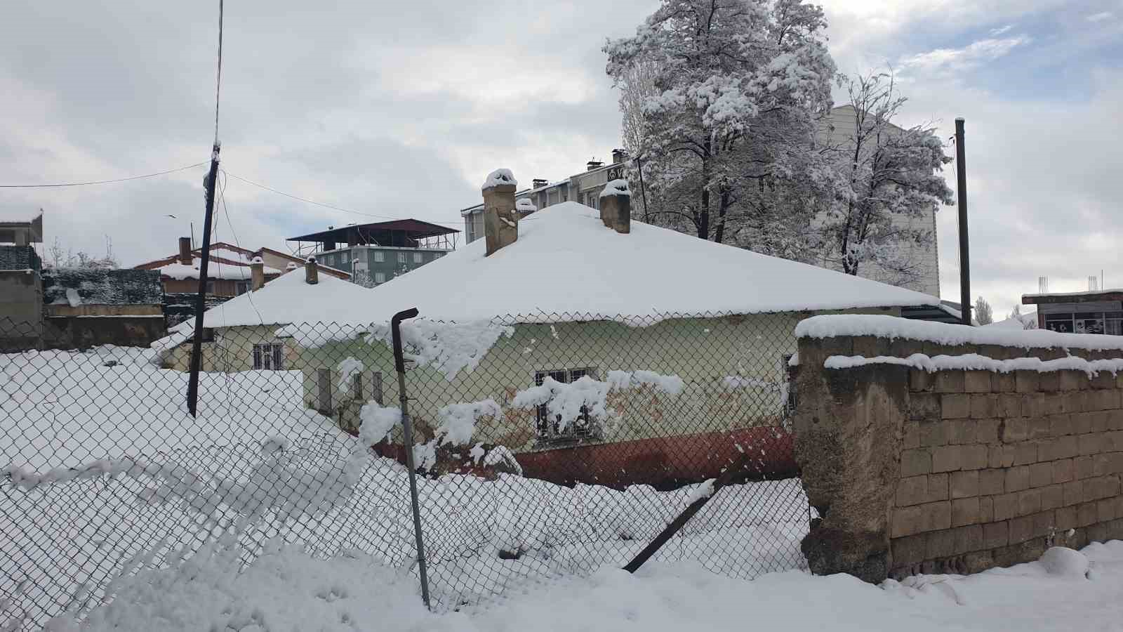 Başkale’de nisan ayında kar yağışı
