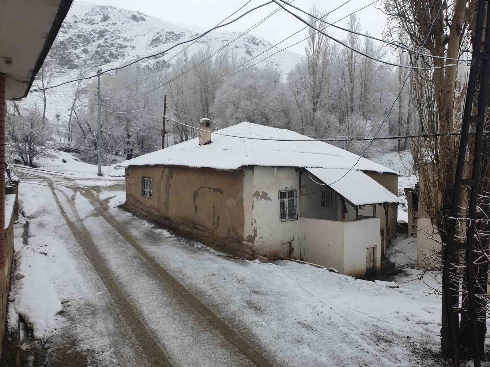 Başkale’de nisan ayında kar yağışı

