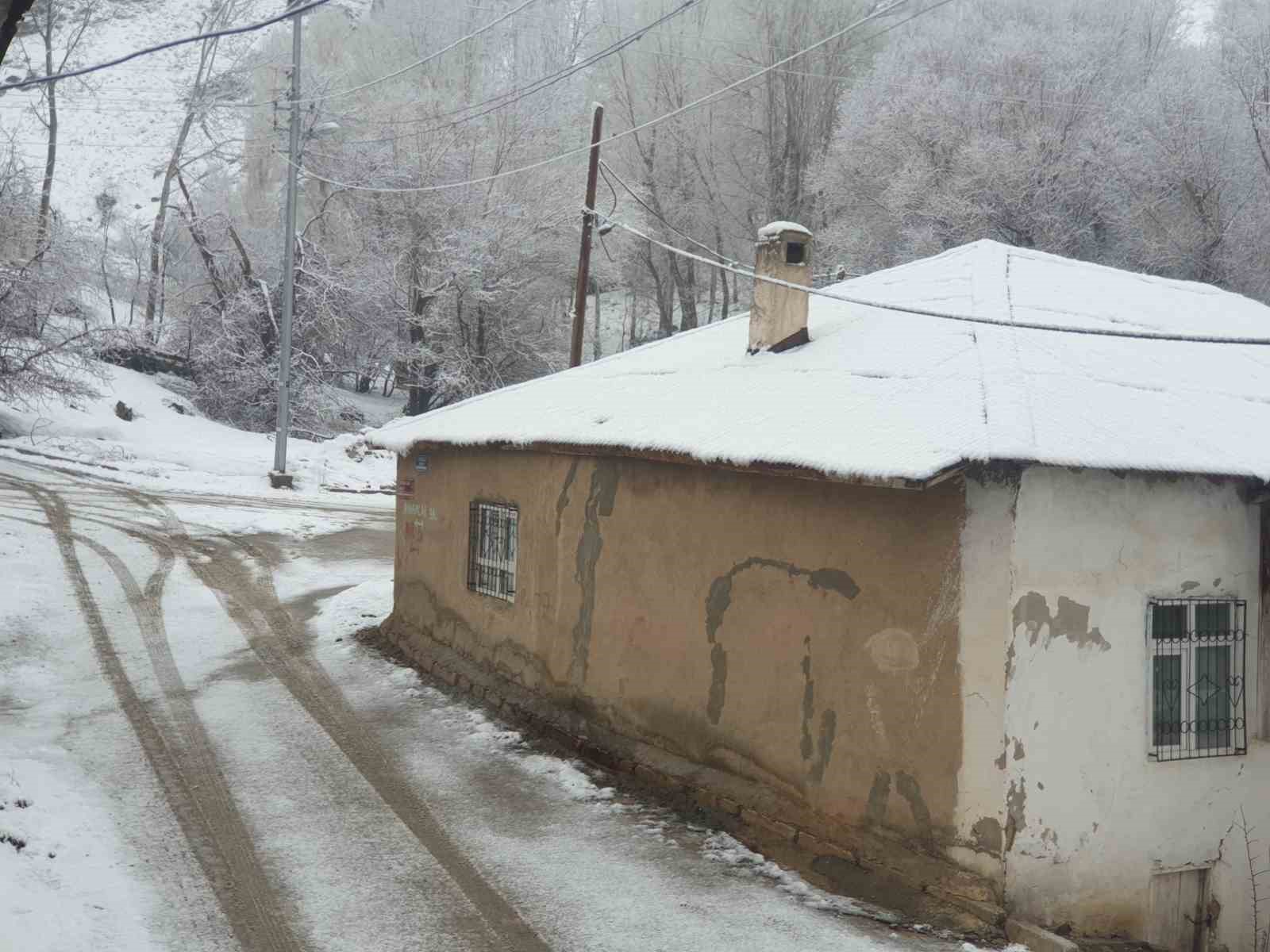Başkale’de nisan ayında kar yağışı
