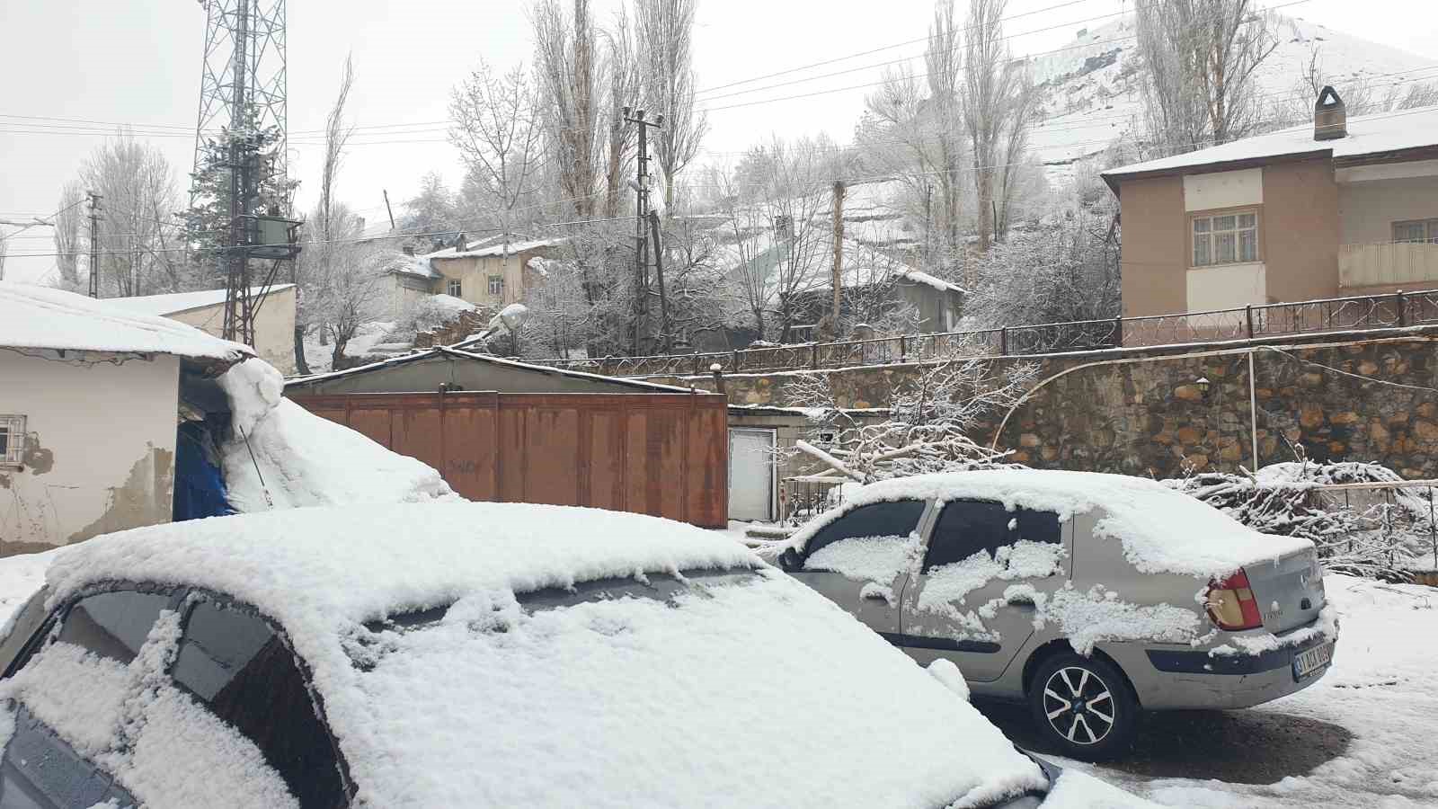 Başkale’de nisan ayında kar yağışı
