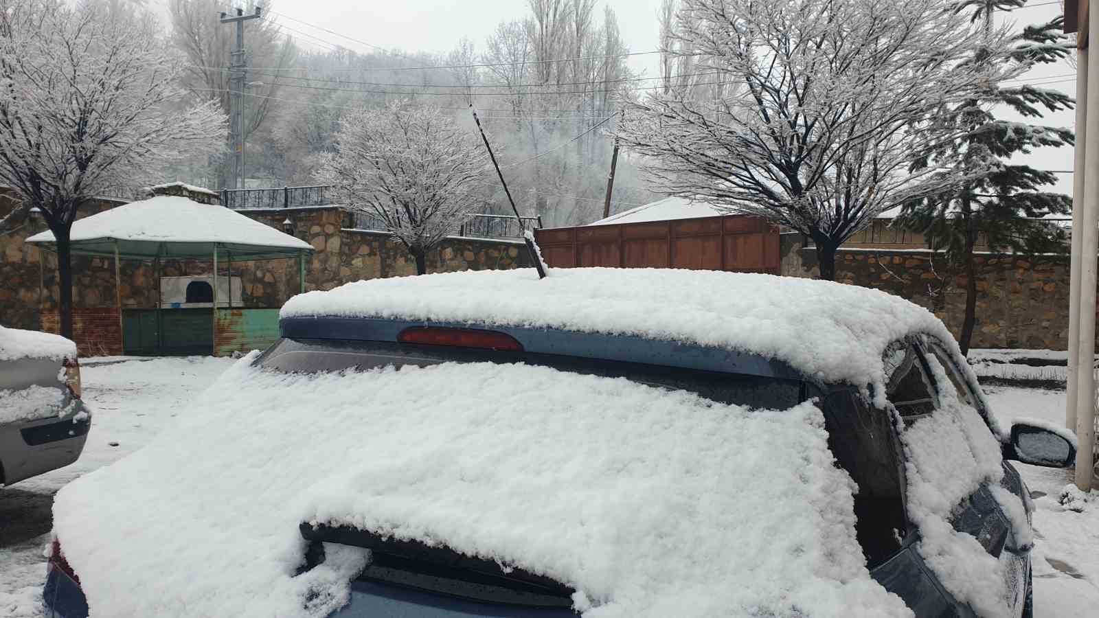 Başkale’de nisan ayında kar yağışı
