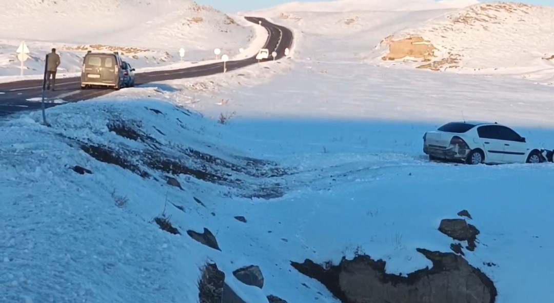 Başkale’de otomobil şarampole düştü
