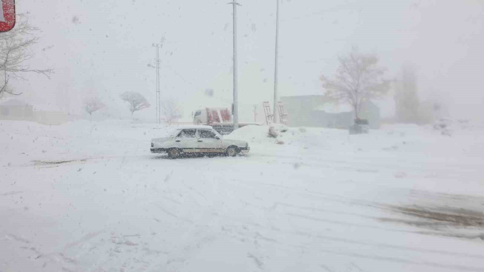 Başkale’de yoğun kar yağışı
