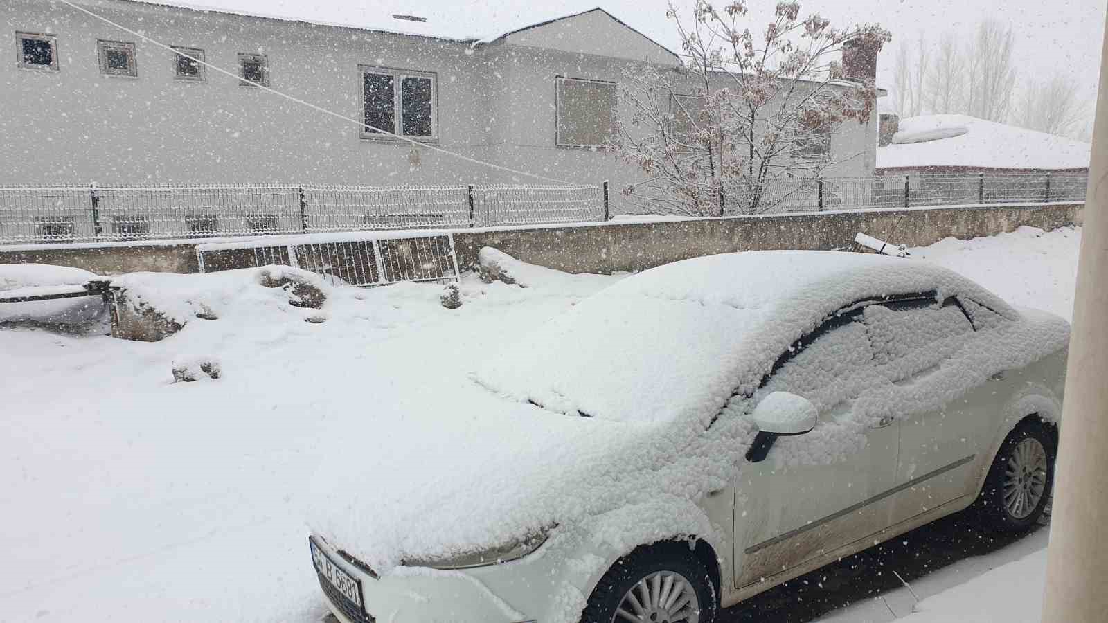 Başkale’de yoğun kar yağışı
