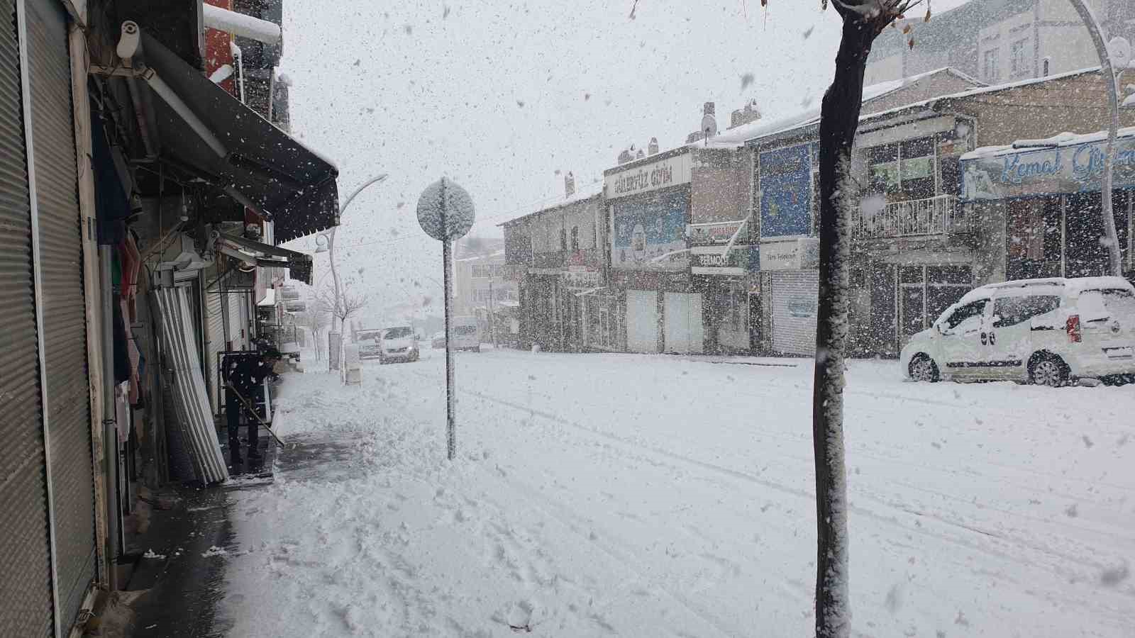 Başkale’de yoğun kar yağışı
