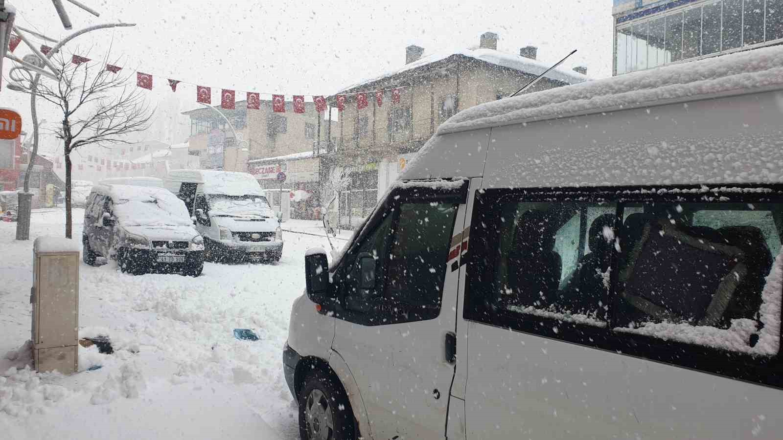 Başkale’de yoğun kar yağışı
