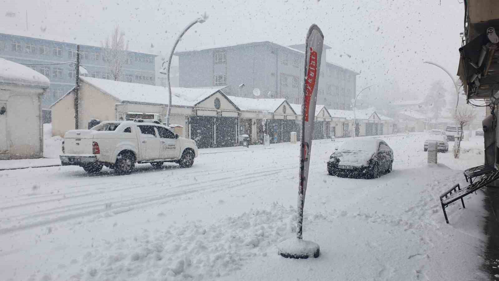 Başkale’de yoğun kar yağışı
