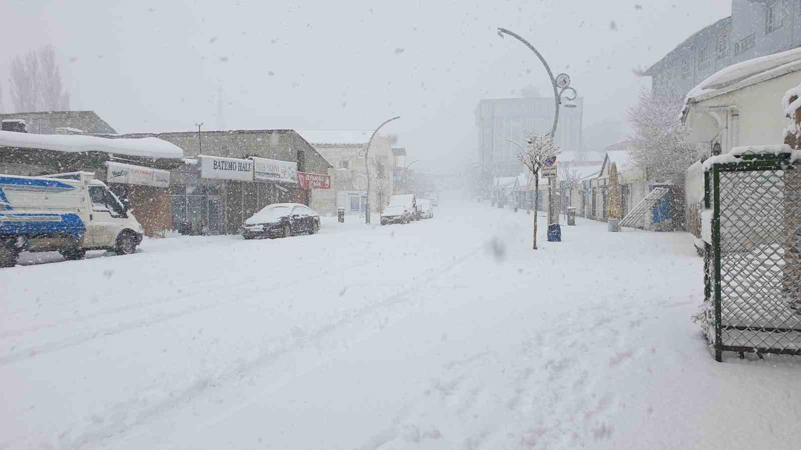 Başkale’de yoğun kar yağışı
