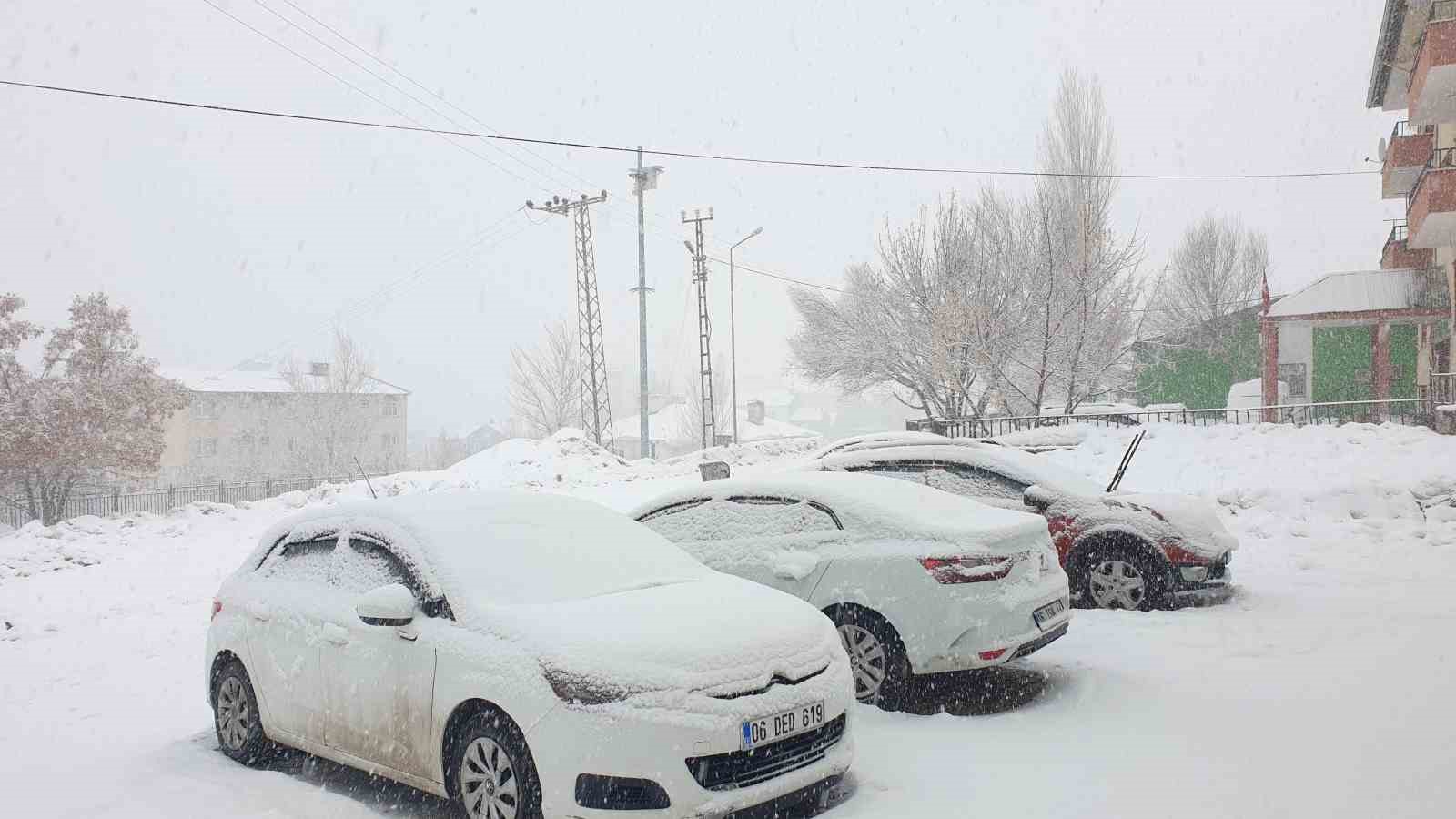 Başkale’de yoğun kar yağışı
