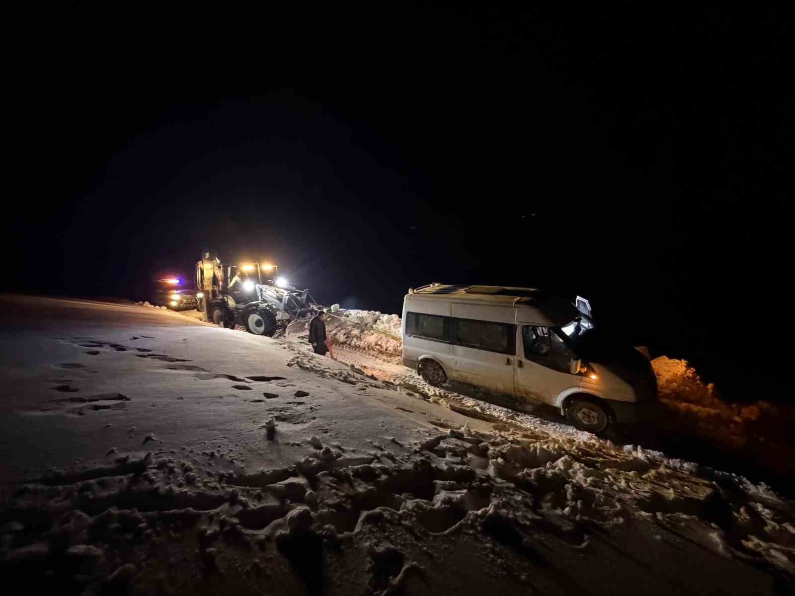 Başkale’de yoldan çıkan minibüs kara saplandı

