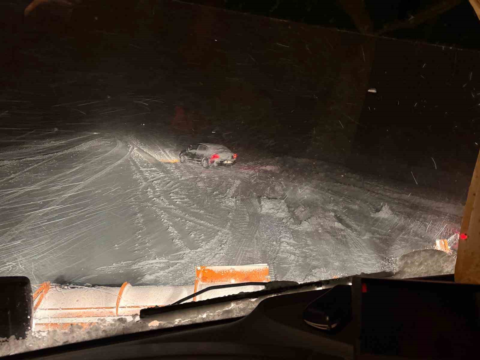 Başkale’de yoldan çıkan otomobil kara saplandı
