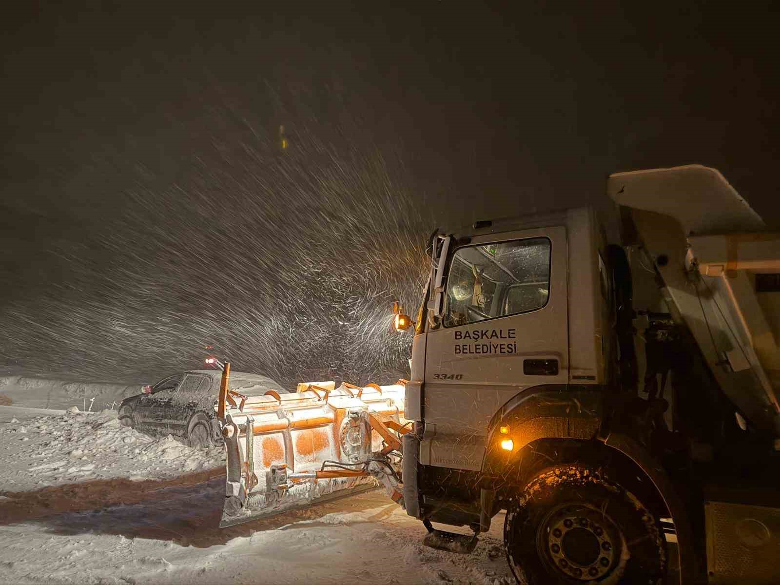 Başkale’de yoldan çıkan otomobil kara saplandı
