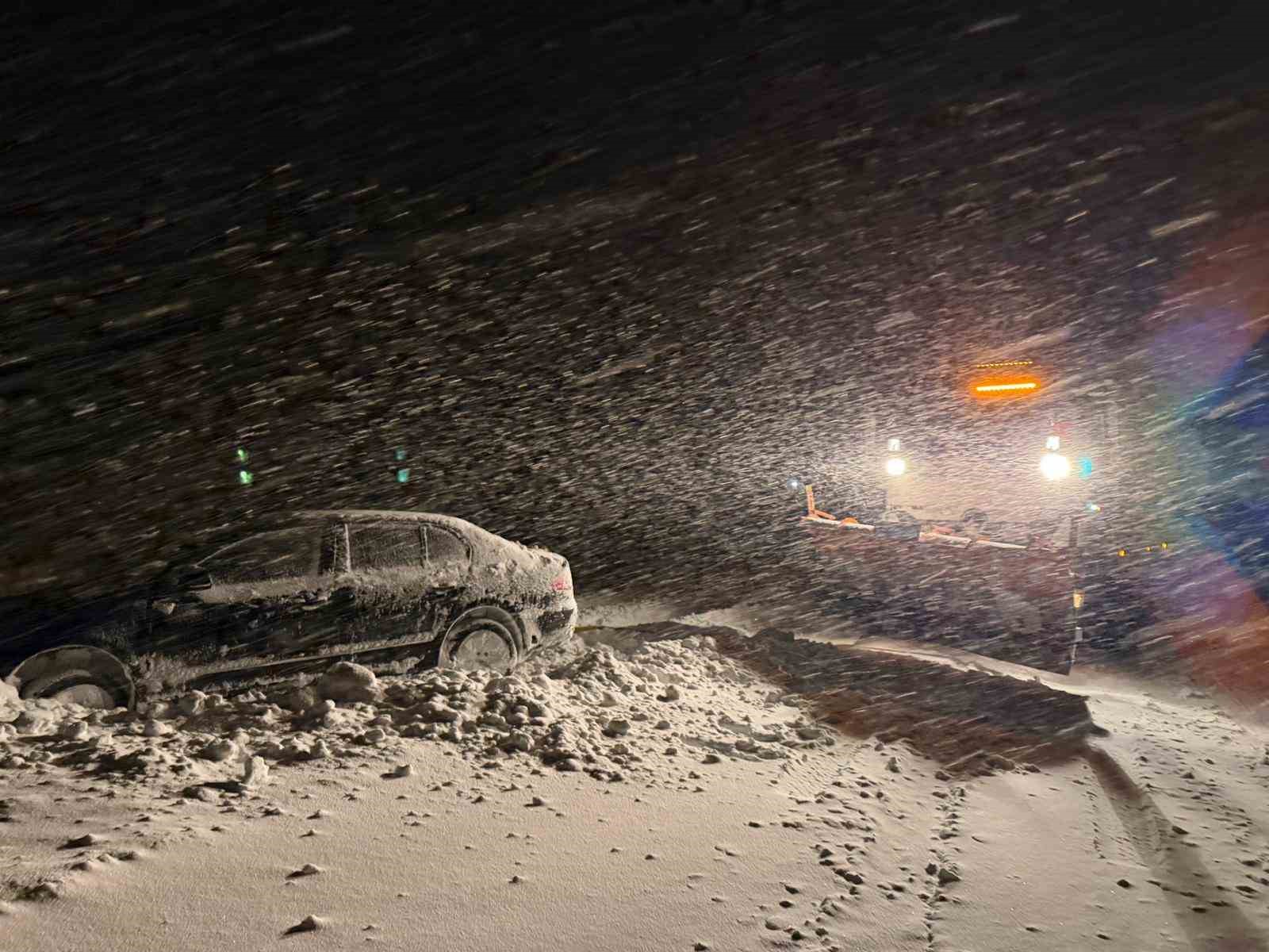 Başkale’de yoldan çıkan otomobil kara saplandı
