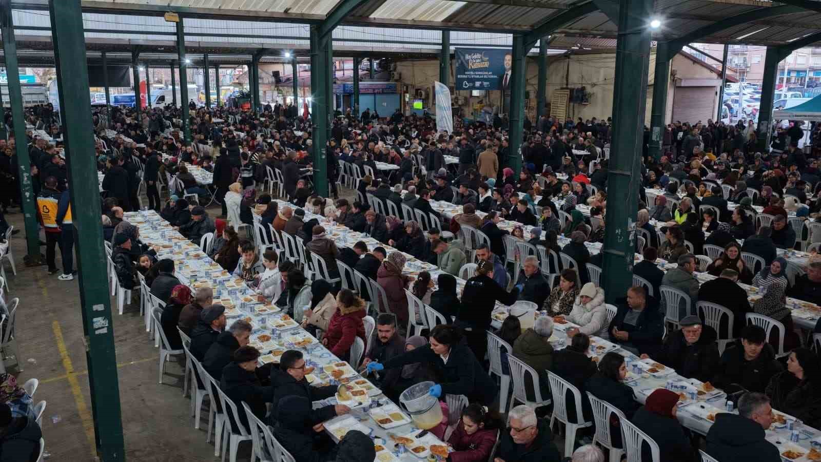 Başkan Ahmet Akın, Bigadiçlilerle iftar sofrasında buluştu
Başkan Ahmet Akın, Bigadiçlilerle iftar sofrasında buluştu