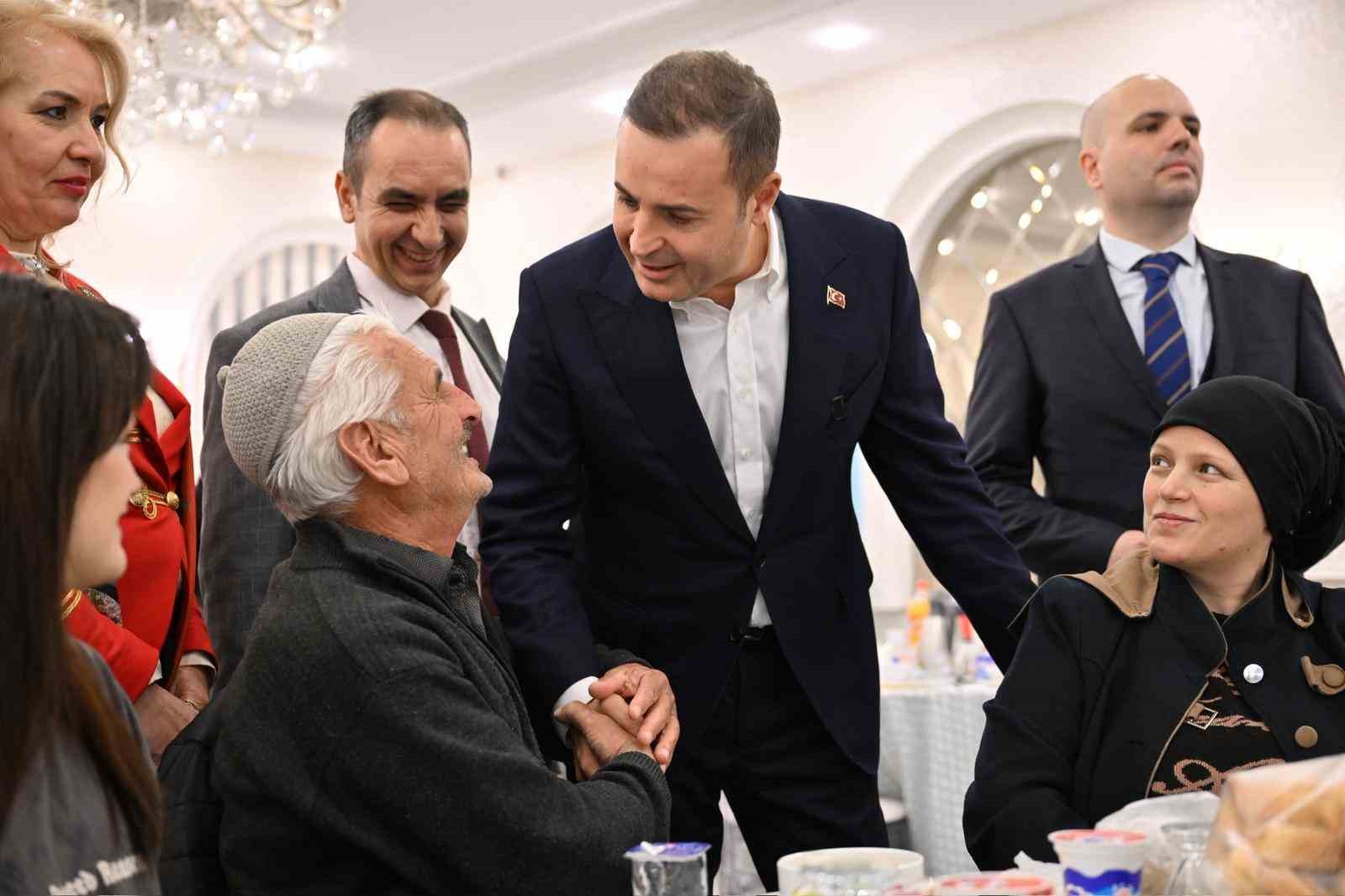 Başkan Ahmet Akın, İstanbul’daki Balıkesirliler ile kucaklaştı
Başkan Ahmet Akın, İstanbul’daki Balıkesirliler ile kucaklaştı