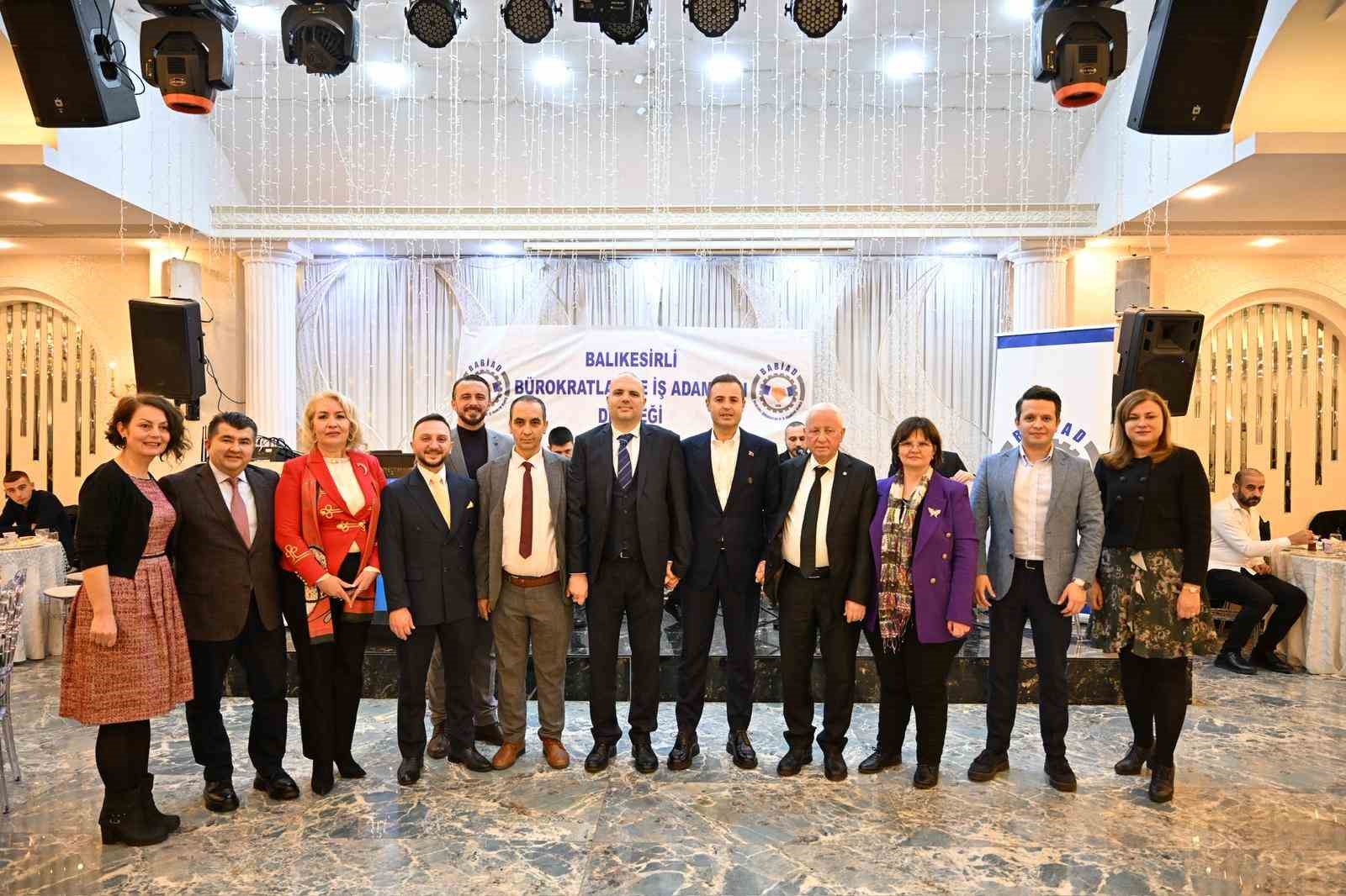 Başkan Ahmet Akın, İstanbul’daki Balıkesirliler ile kucaklaştı
Başkan Ahmet Akın, İstanbul’daki Balıkesirliler ile kucaklaştı