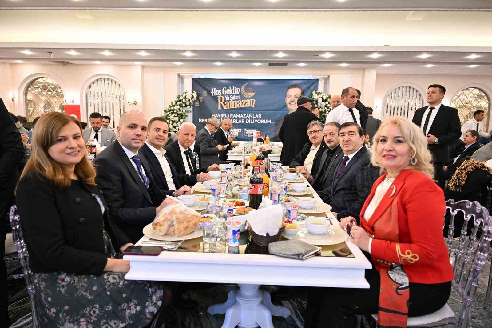 Başkan Ahmet Akın, İstanbul’daki Balıkesirliler ile kucaklaştı
Başkan Ahmet Akın, İstanbul’daki Balıkesirliler ile kucaklaştı