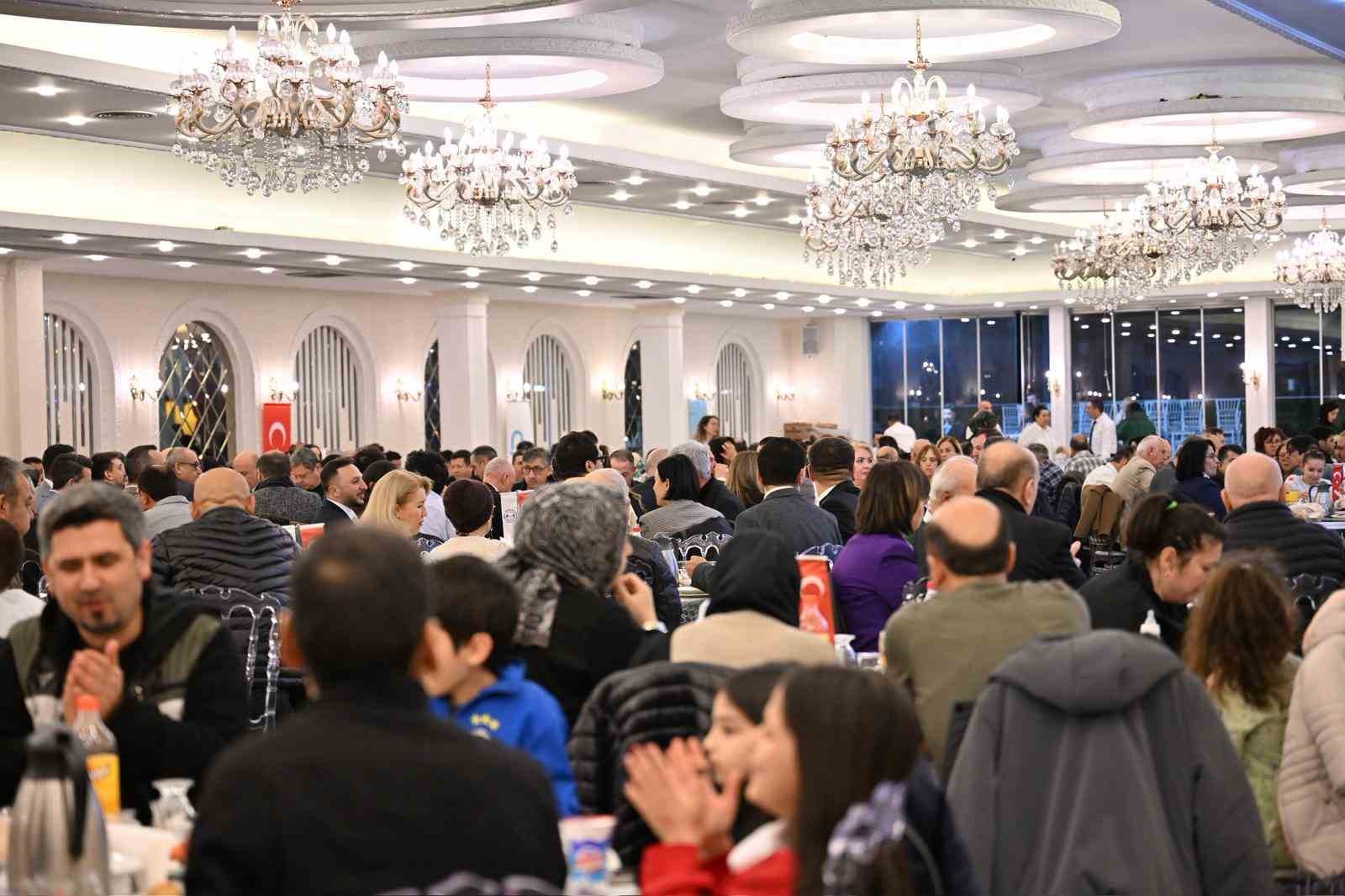 Başkan Ahmet Akın, İstanbul’daki Balıkesirliler ile kucaklaştı
Başkan Ahmet Akın, İstanbul’daki Balıkesirliler ile kucaklaştı