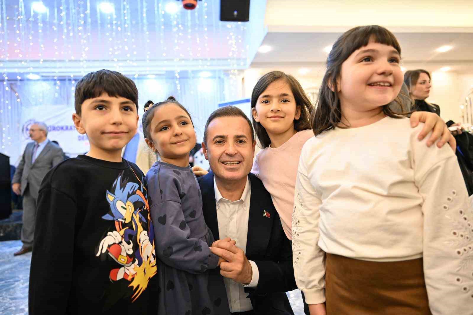 Başkan Ahmet Akın, İstanbul’daki Balıkesirliler ile kucaklaştı
Başkan Ahmet Akın, İstanbul’daki Balıkesirliler ile kucaklaştı