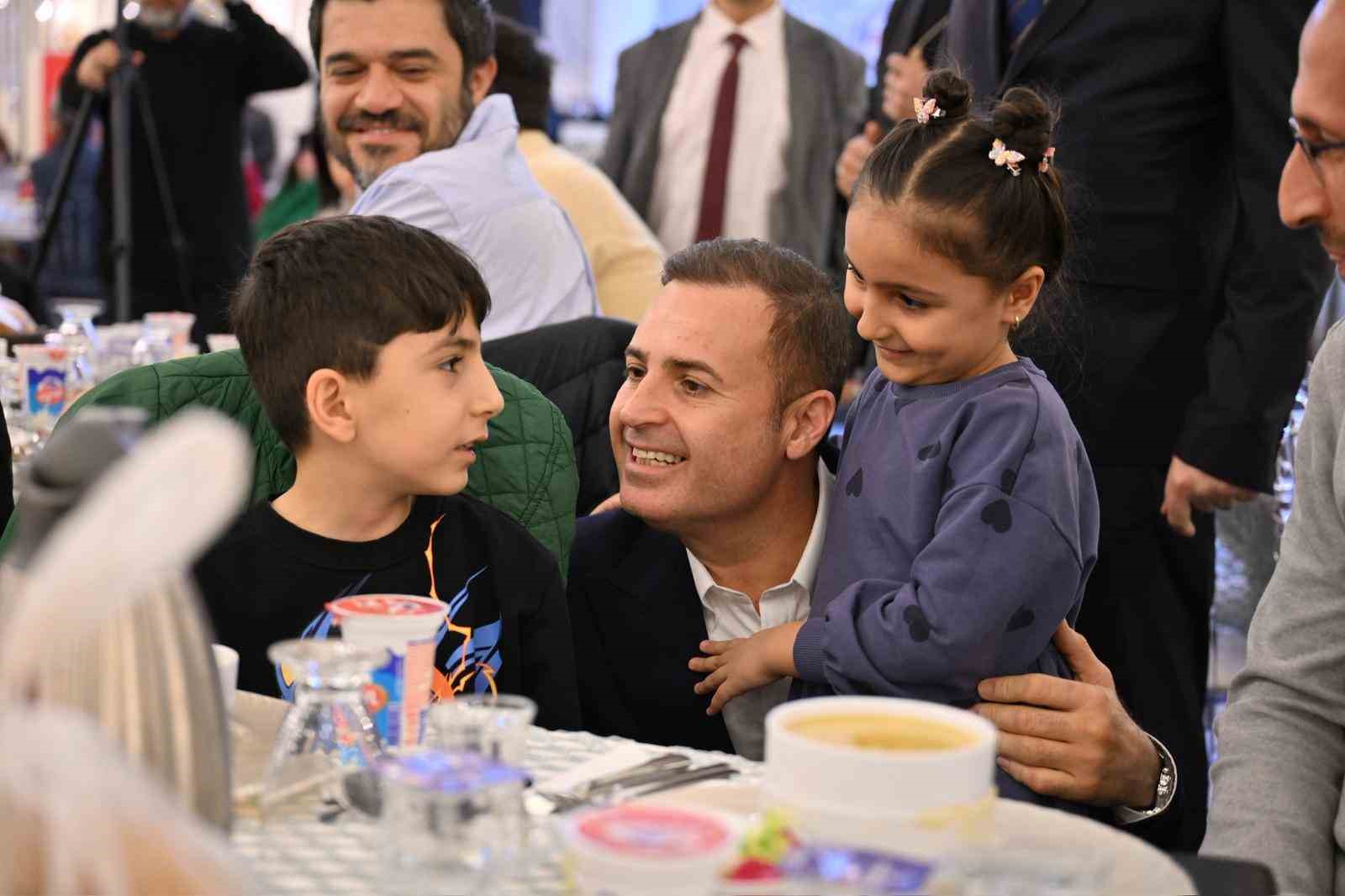 Başkan Ahmet Akın, İstanbul’daki Balıkesirliler ile kucaklaştı
Başkan Ahmet Akın, İstanbul’daki Balıkesirliler ile kucaklaştı