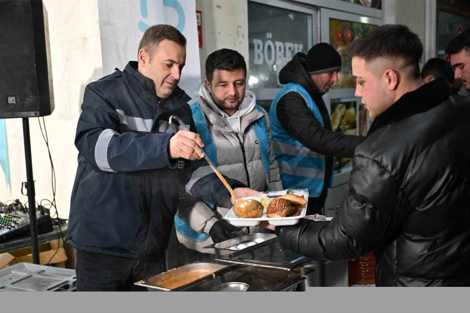 Başkan Ahmet Akın, sahurunu hal esnafıyla birlikte yaptı
Başkan Ahmet Akın, sahurunu hal esnafıyla birlikte yaptı