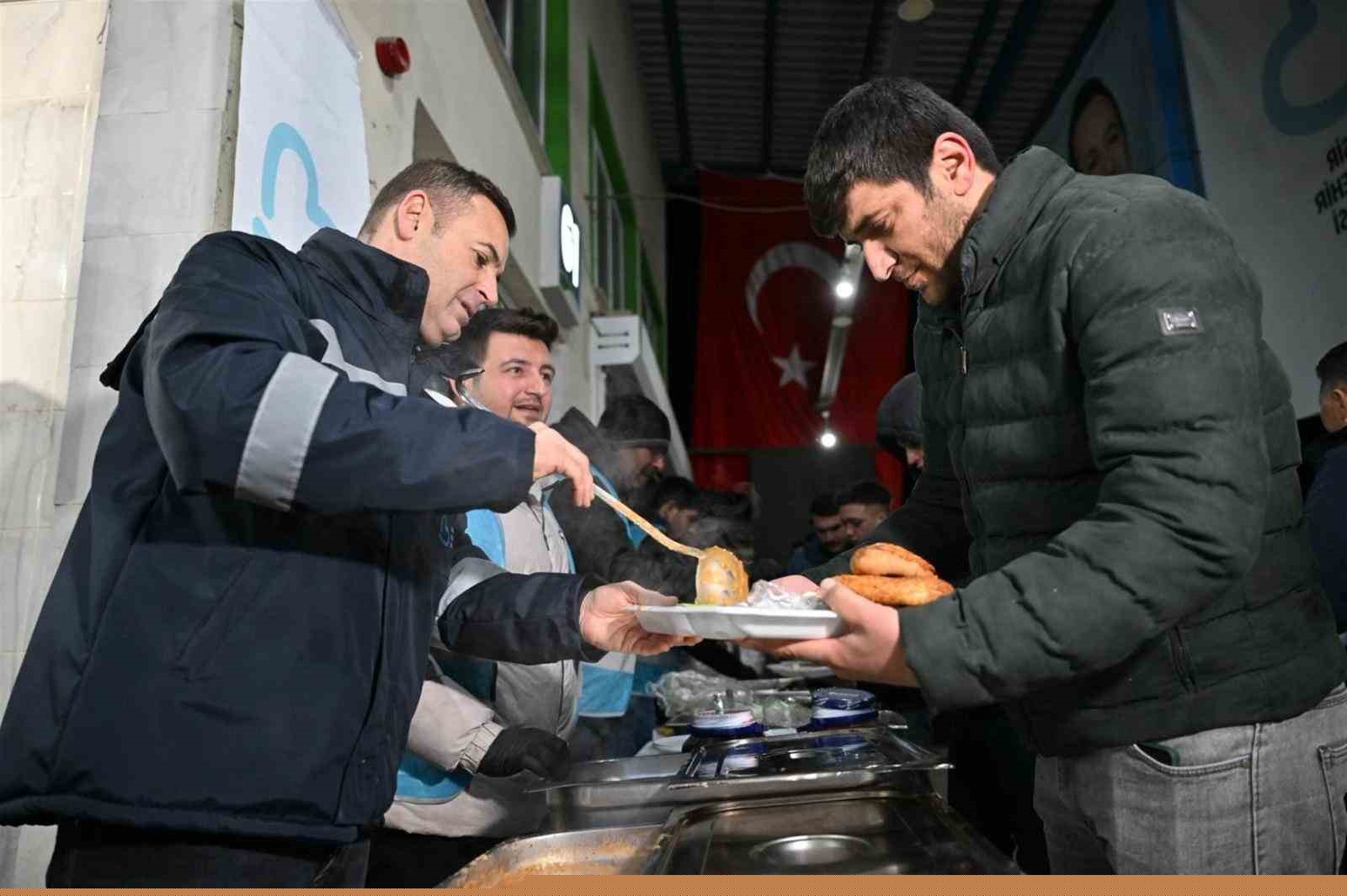 Başkan Ahmet Akın, sahurunu hal esnafıyla birlikte yaptı
Başkan Ahmet Akın, sahurunu hal esnafıyla birlikte yaptı