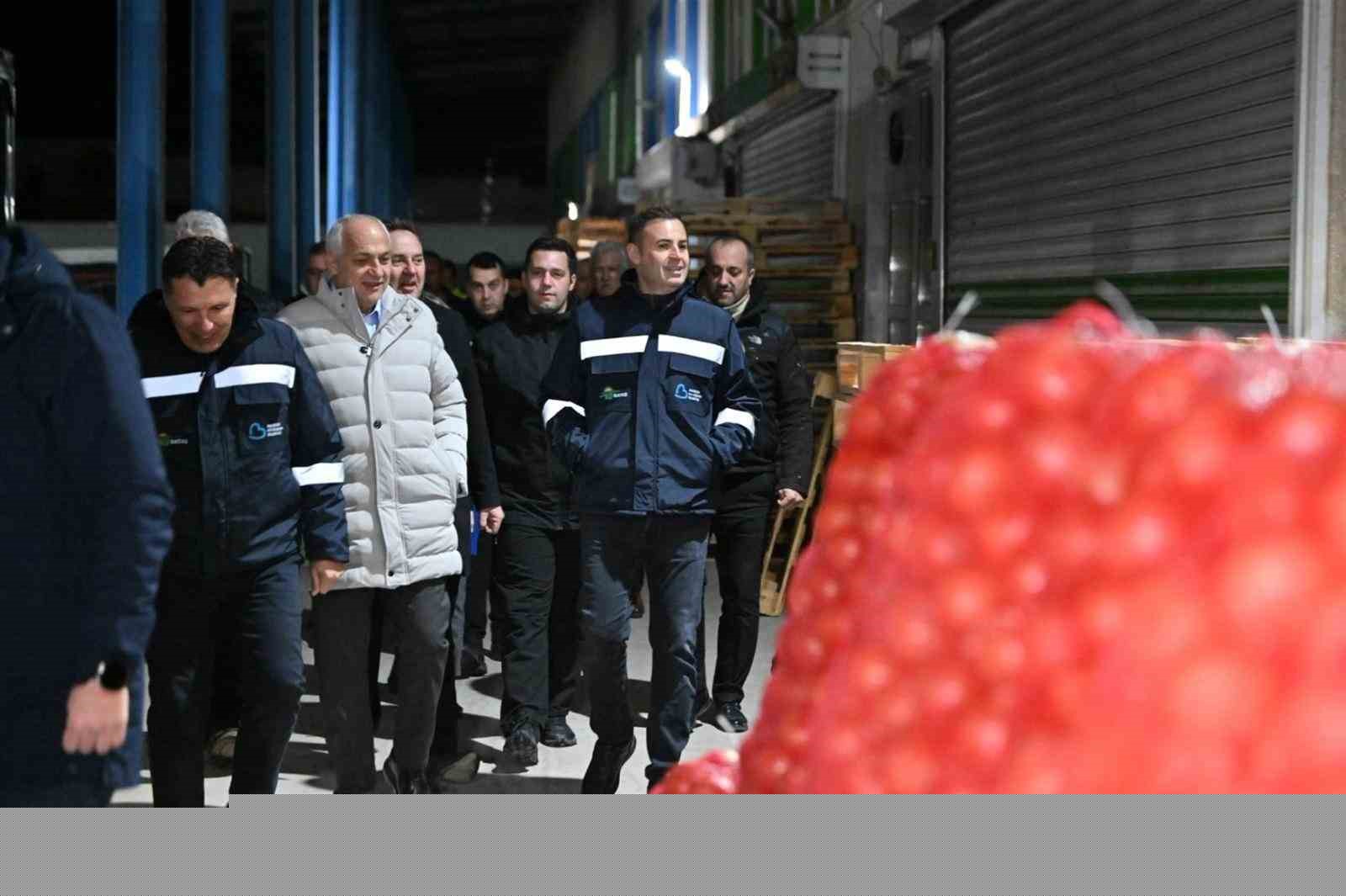 Başkan Ahmet Akın, sahurunu hal esnafıyla birlikte yaptı
Başkan Ahmet Akın, sahurunu hal esnafıyla birlikte yaptı