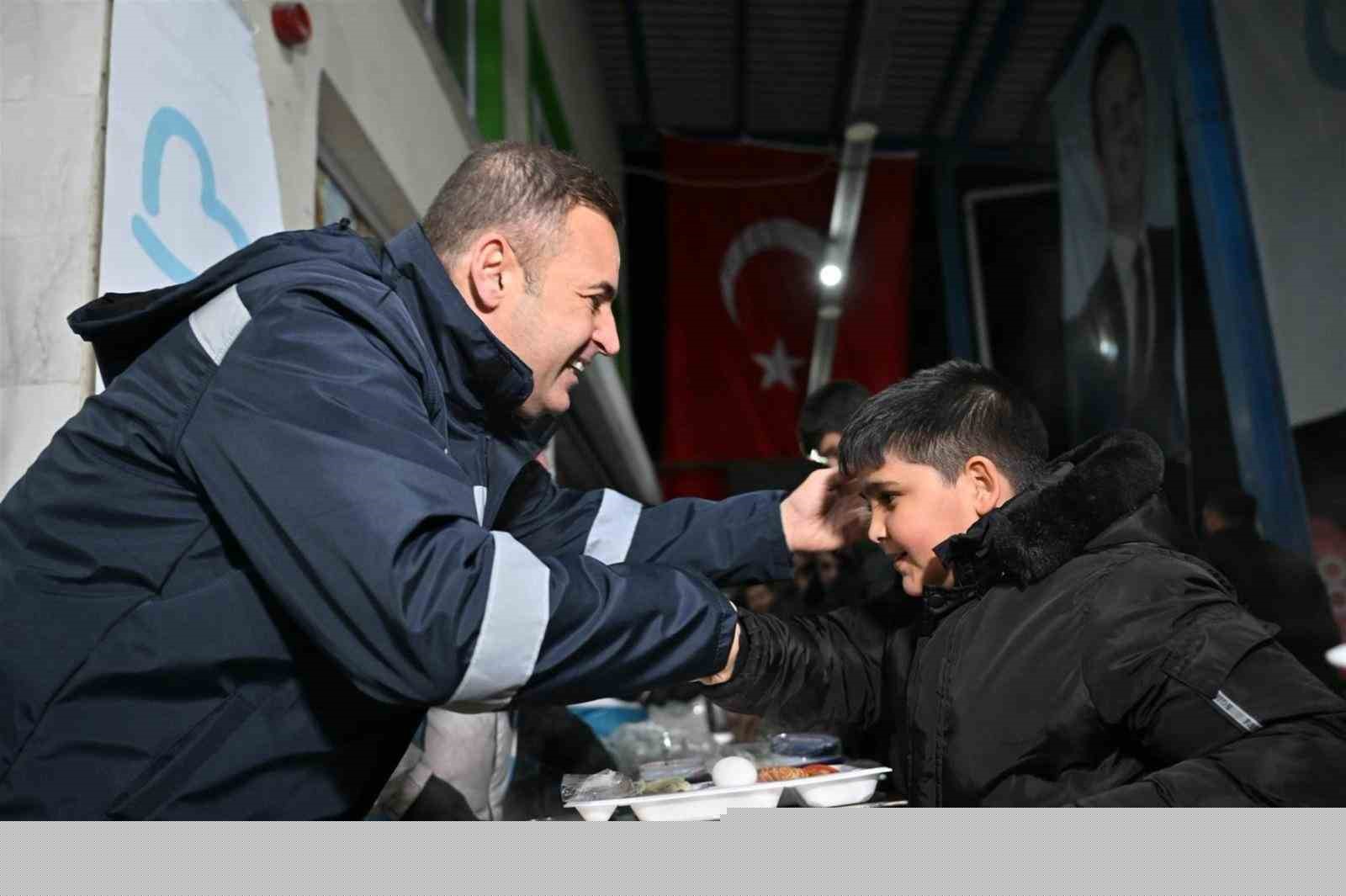 Başkan Ahmet Akın, sahurunu hal esnafıyla birlikte yaptı
Başkan Ahmet Akın, sahurunu hal esnafıyla birlikte yaptı